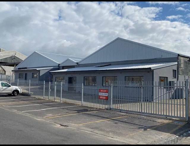 1,295M² WAREHOUSE TO LET IN TRIANGLE FARM
