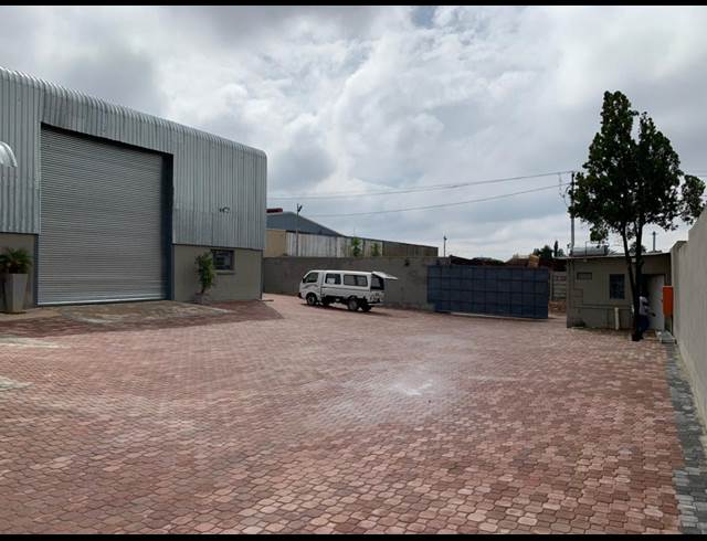 300M² WAREHOUSE TO LET IN KEW