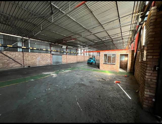 600M² WAREHOUSE TO LET IN VULCANIA