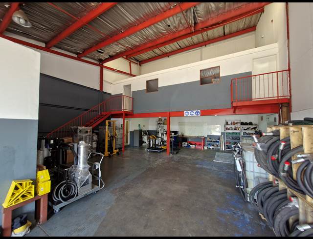 192M² WAREHOUSE TO LET IN JET PARK