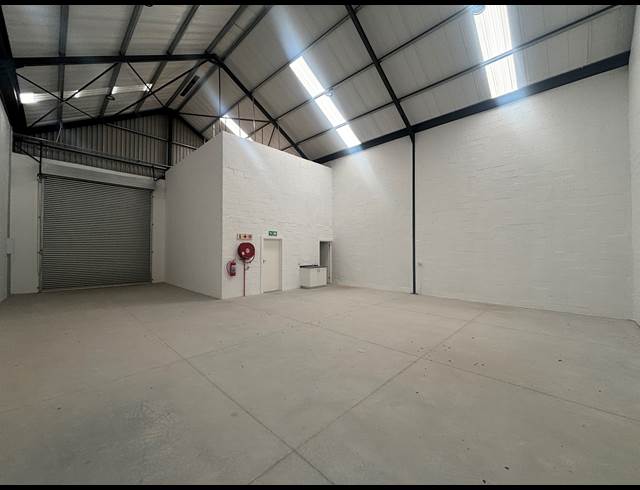 220M² WAREHOUSE TO LET IN FIRGROVE