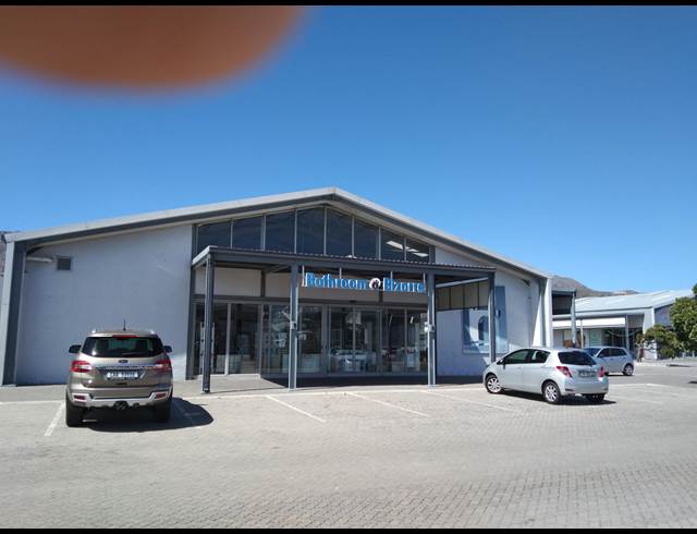 330M² BUILDING TO LET IN RETREAT
