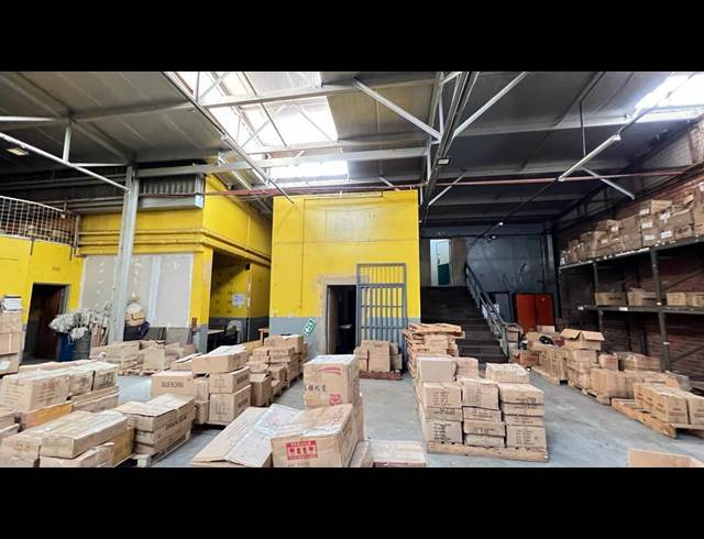 800M² WAREHOUSE TO LET IN NEW CENTRE