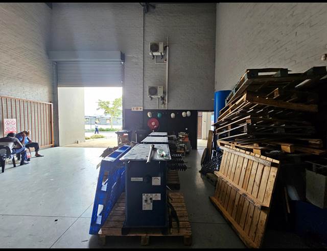 519M² WAREHOUSE TO LET IN STIKLAND INDUSTRIAL