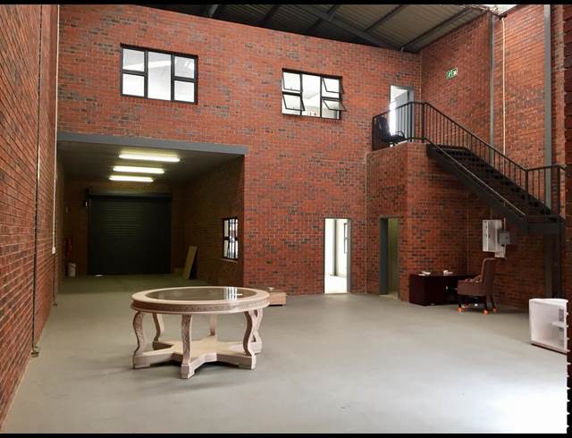 296M² WAREHOUSE TO LET IN FERNDALE