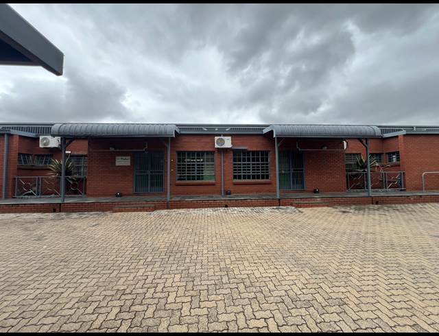 340M² WAREHOUSE TO LET IN HENNOPSPARK INDUSTRIAL