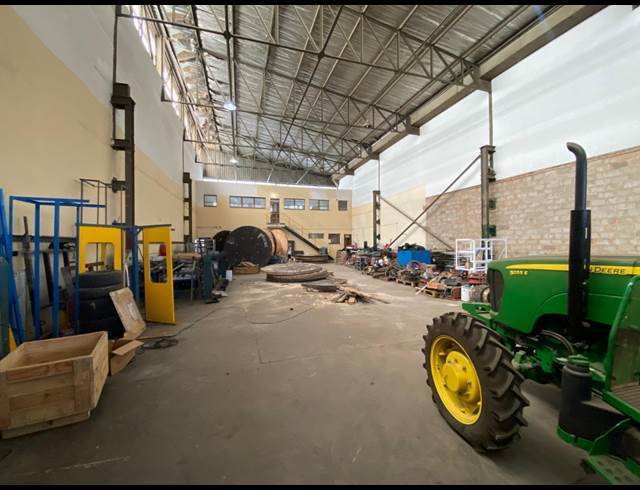 700M² WAREHOUSE TO LET IN LEA GLEN
