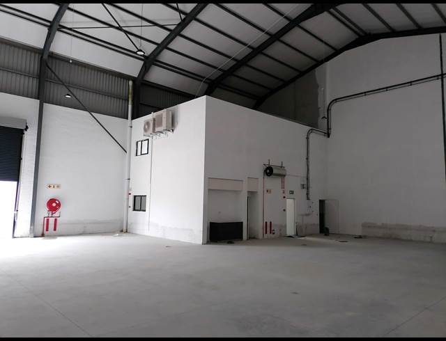 435M² WAREHOUSE TO LET IN STIKLAND INDUSTRIAL