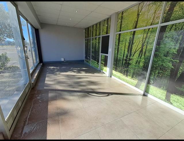 2,248M² SHOWROOM TO LET IN DUNCANVILLE