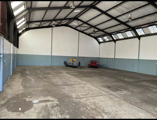 425M² WAREHOUSE RENTED IN STIKLAND INDUSTRIAL