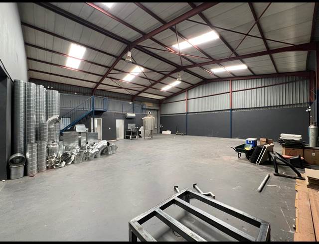 290M² WAREHOUSE TO LET IN GREENGATE