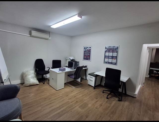 180M² OFFICE TO LET IN VINCENT