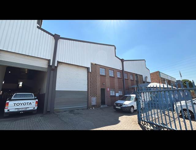 338M² WAREHOUSE TO LET IN JET PARK
