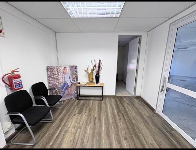 123M² OFFICE TO LET IN FOURWAYS