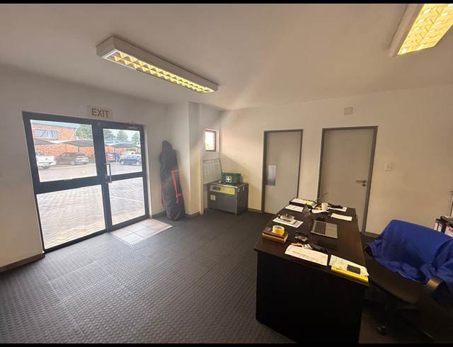 410M² WAREHOUSE TO LET IN APEX