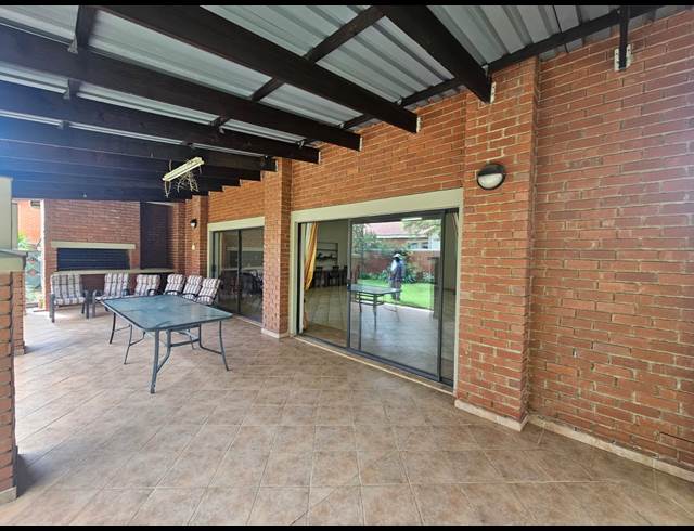 80M² BUSINESS CENTRE TO LET IN SILVER LAKES GOLF ESTATE