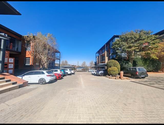 131M² OFFICE TO LET IN MEYERSDAL