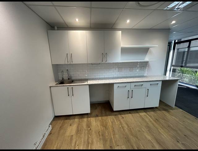 160M² BUILDING TO LET IN TYGER VALLEY