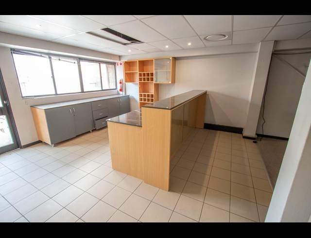 2,359M² WAREHOUSE TO LET IN HALFWAY HOUSE