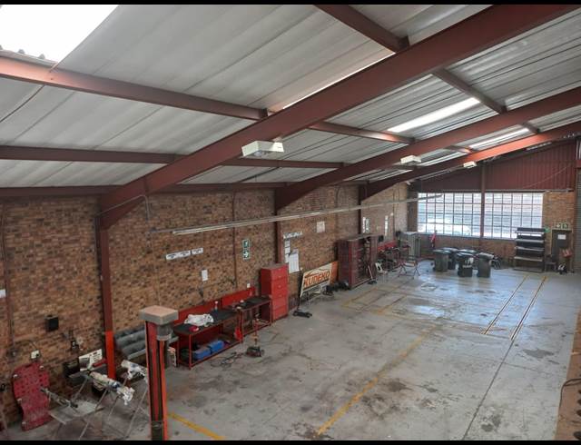 1,100M² WAREHOUSE TO LET IN CITY WEST