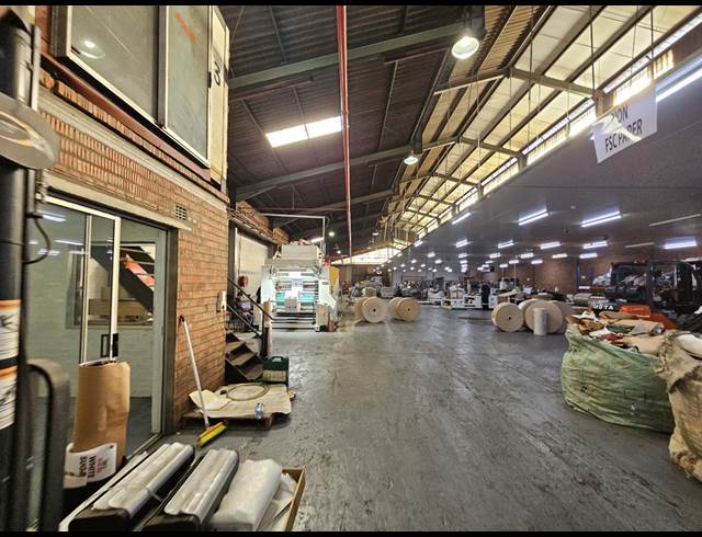 2,340M² WAREHOUSE TO LET IN TRIANGLE FARM