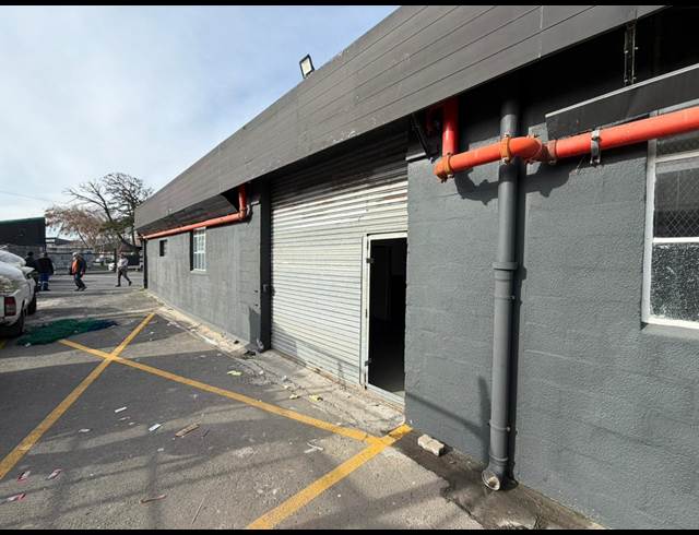 1,061M² WAREHOUSE TO LET IN LANSDOWNE
