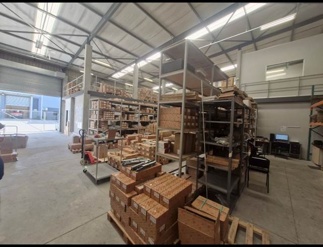495M² WAREHOUSE TO LET IN STIKLAND INDUSTRIAL