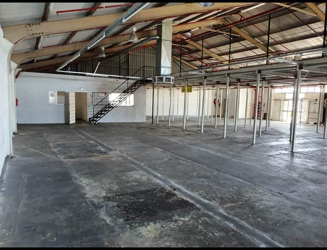 1,100M² BUILDING TO LET IN RETREAT