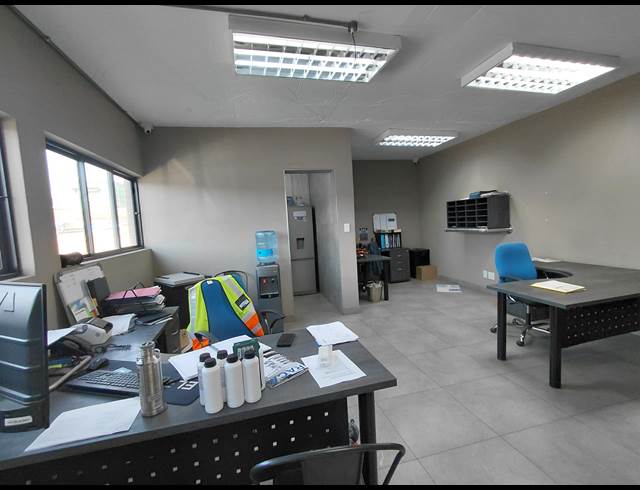 500M² WAREHOUSE TO LET IN POMONA