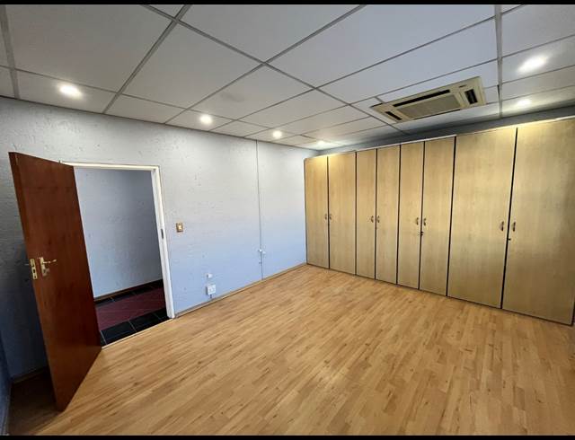 1,182M² WAREHOUSE TO LET IN FOUNDERS HILL