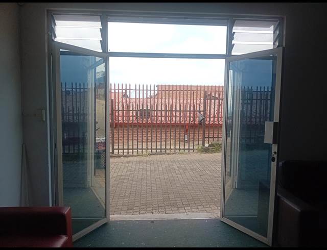 60M² OFFICE TO LET IN WHITE RIVER CENTRAL