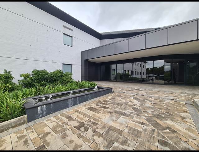 1,922M² OFFICE TO LET IN VORNA VALLEY