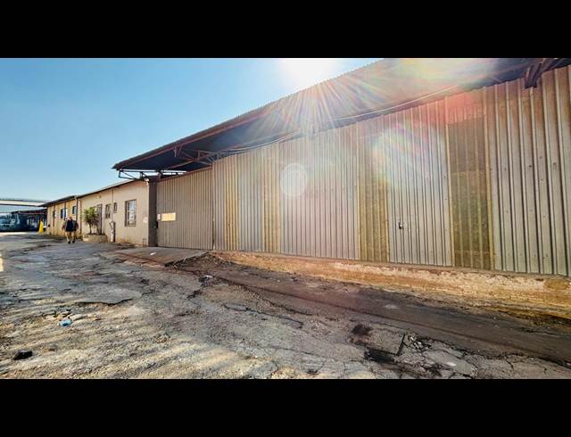 1,150M² WAREHOUSE TO LET IN CHAMDOR