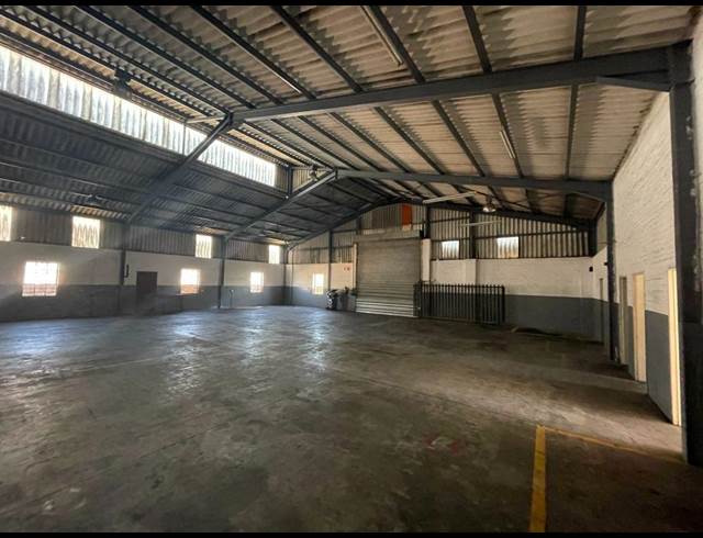 580M² WAREHOUSE TO LET IN TRIANGLE FARM