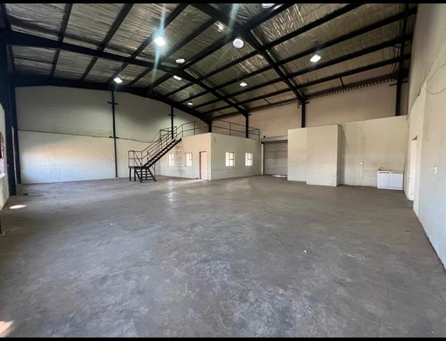 300M² WAREHOUSE TO LET IN SUNDERLAND RIDGE