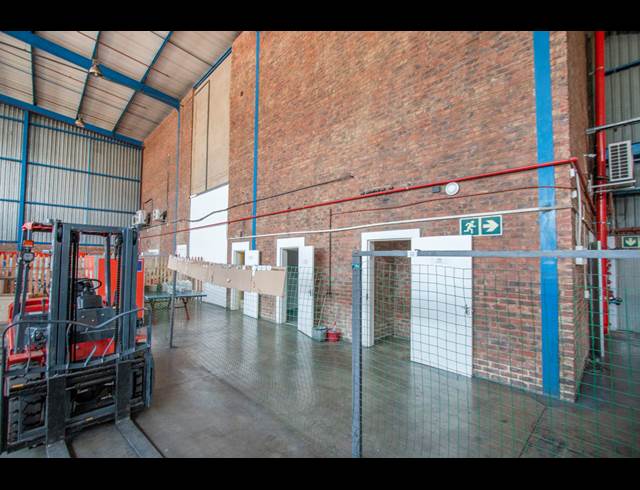 2,128M² WAREHOUSE TO LET IN SPARTAN
