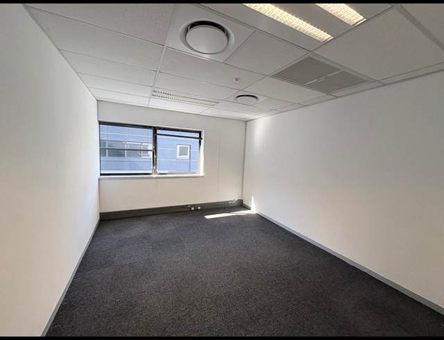 30M² SERVICED OFFICE TO LET IN VORNA VALLEY