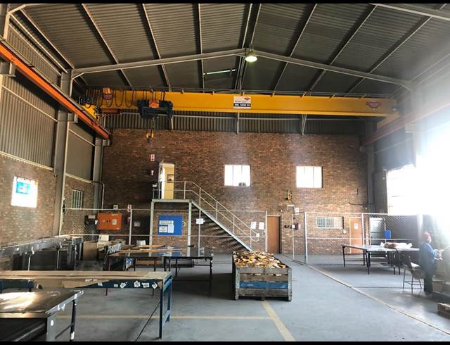 1,000M² WAREHOUSE TO LET IN APEX