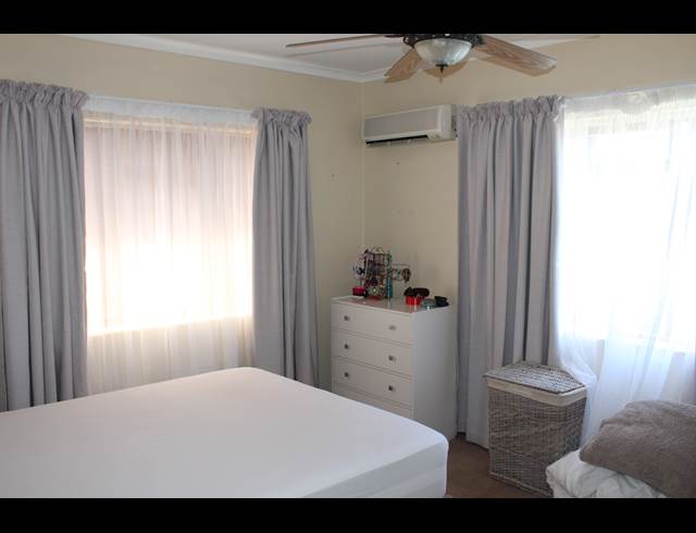 2 bed property to rent in VAN RIEBEECK PARK