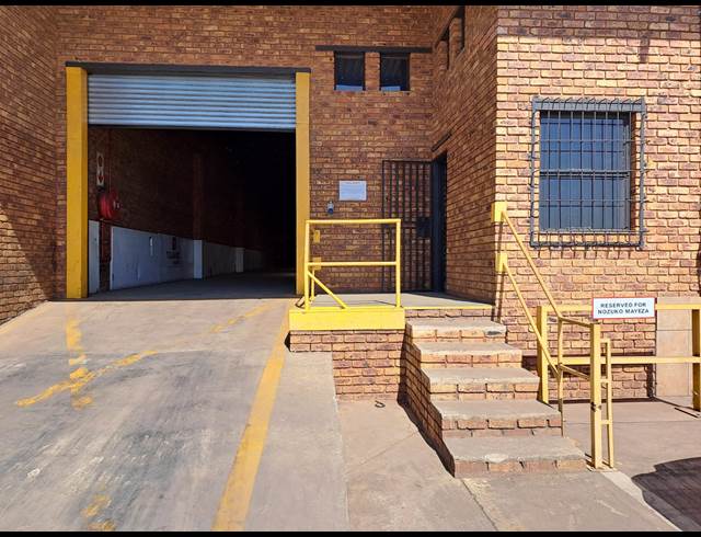600M² WAREHOUSE TO LET IN POMONA