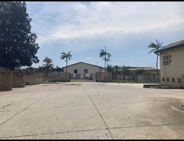 3,350M² INDUSTRIAL YARD TO LET IN SHAKAS ROCK