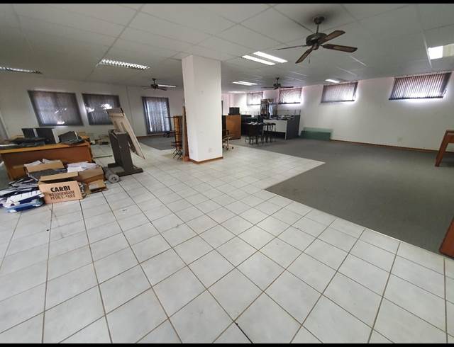 110M² SHOWROOM TO LET IN HALFWAY HOUSE