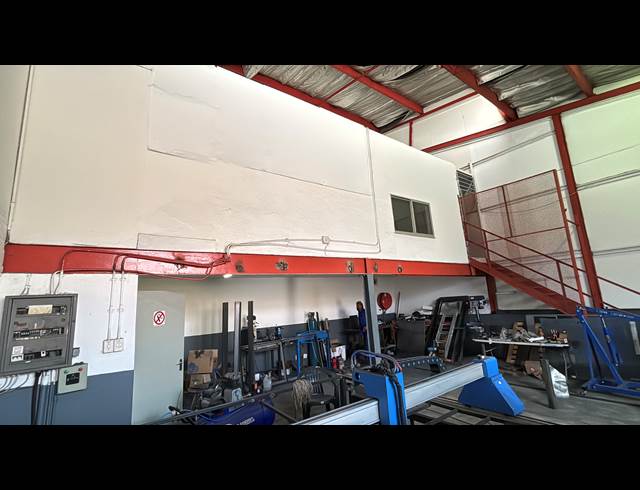 155M² WAREHOUSE TO LET IN JET PARK