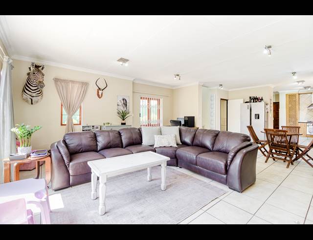 3 BEDROOM SECTIONAL TITLE RENTED IN NORTH RIDING