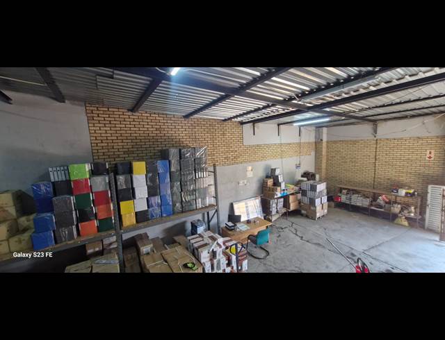 400M² WAREHOUSE TO LET IN HURST HILL