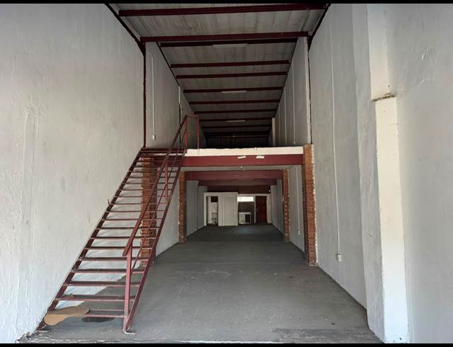 200M² WAREHOUSE TO LET IN CROWN