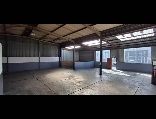 320M² WAREHOUSE TO LET IN APEX