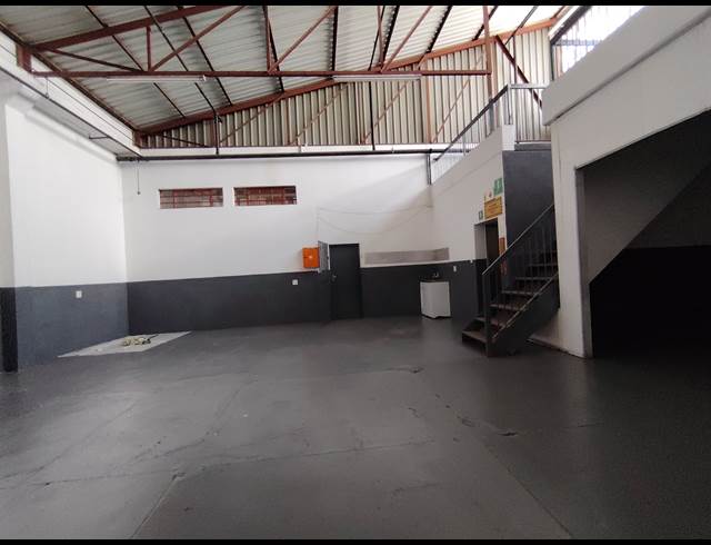 172M² WAREHOUSE TO LET IN STEELEDALE