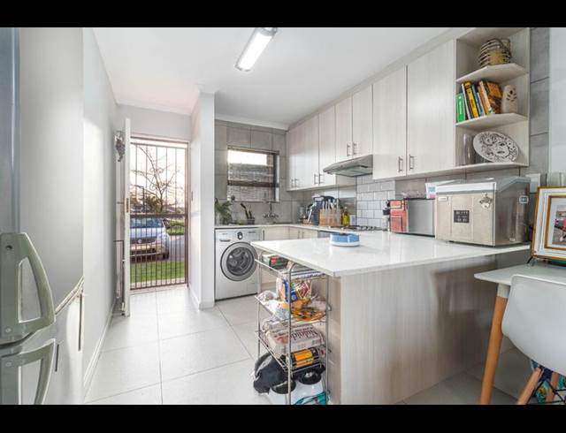 2 BEDROOM PROPERTY TO RENT IN SONSTRAAL HEIGHTS