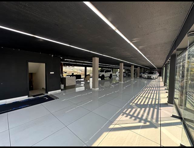 1,350M² SHOWROOM TO LET IN WYNBERG
